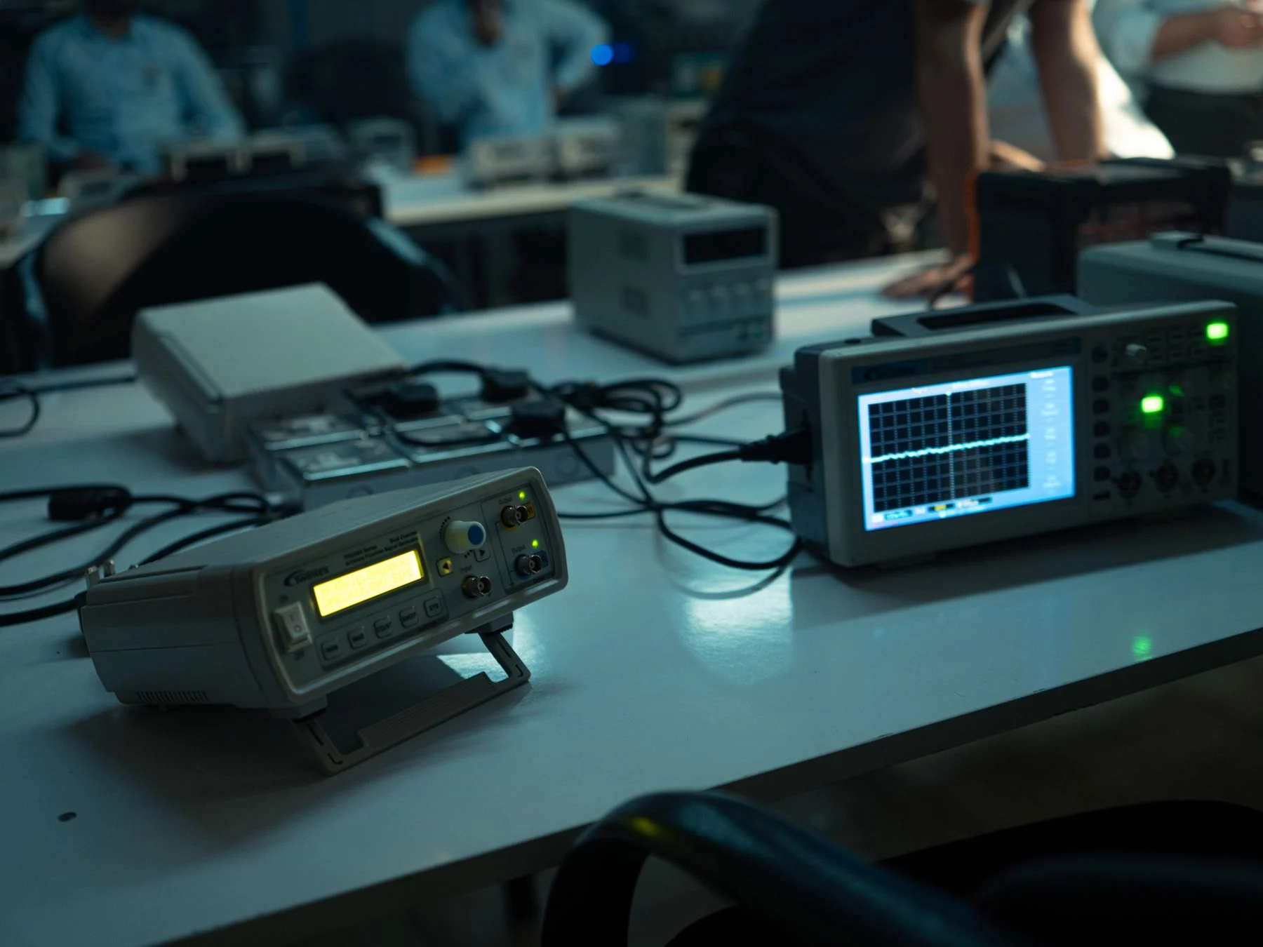 Digital oscilloscope bench